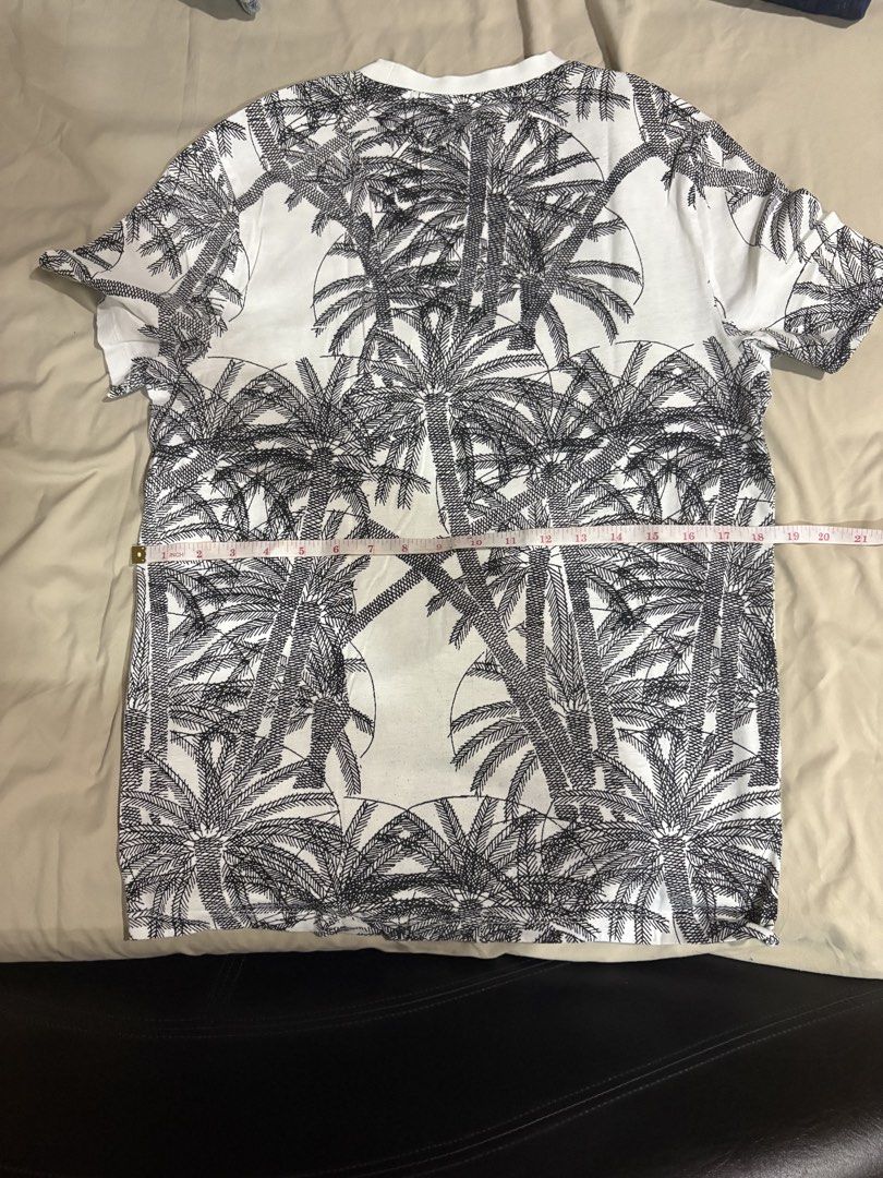 Perry Ellis Tshirt (Category: Tshirts & Polo Shirts ) located in Mandaue City. Submitted by Jbumendo001 (Listing ID 1465312447, Image 3). Description: 💯 % authentic and legit Perry Ellis T-shirt Size: S shirt only Condition 9/10 Bought in Greenbelt Manila RFS: tight on me.