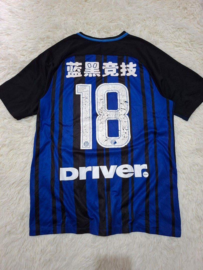 PIRELLI NIKE INTER MILAN (Category: Activewear) located in Trece Martires City. Submitted by eszpincxks (Listing ID 1465336870, Image 2). Description: PIRELLI NIKE INTER MILAN DIMES:21W,28.5L SIZE: MEDIUM CONDITION:9/10 ISSUE: CRACKPRINTS ON BACK.