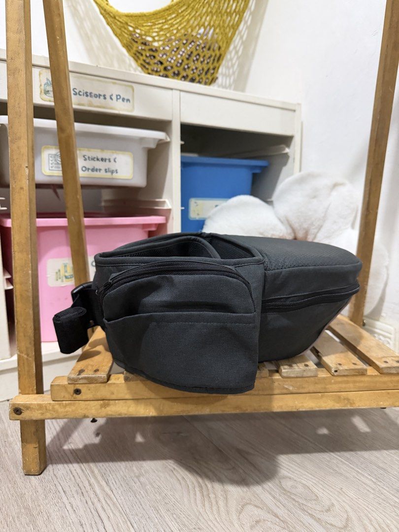 Plaisiureux Hipseat Dark Gray (Category: Carriers & Slings) located in Santa Maria. Submitted by babyshowearph_official (Listing ID 1465178578, Image 2). Description: .