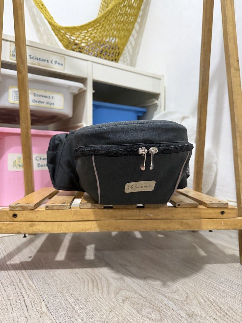 Plaisiureux Hipseat Dark Gray (Category: Carriers & Slings) located in Santa Maria. Submitted by babyshowearph_official (Listing ID 1465178578, Image 3). Description: .