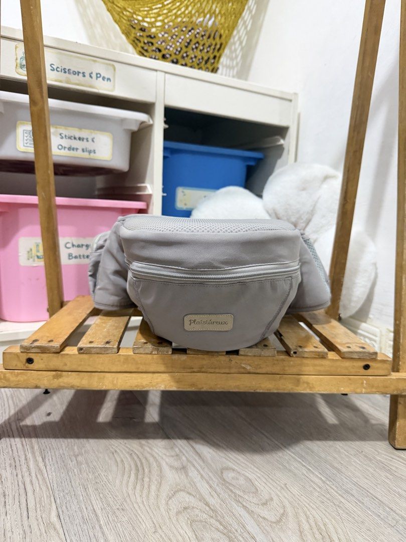 Plaisiureux Hipseat Light Gray (Category: Carriers & Slings) located in Santa Maria. Submitted by babyshowearph_official (Listing ID 1465178516, Image 2). Description: .