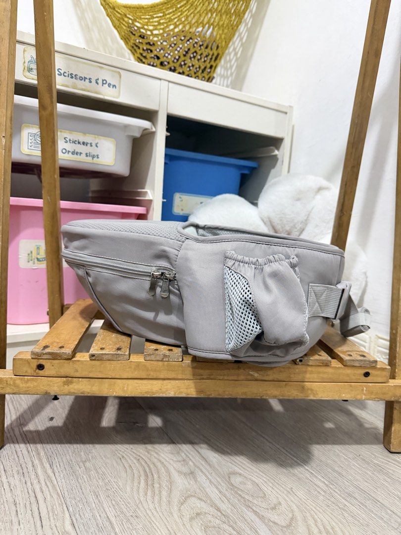 Plaisiureux Hipseat Light Gray (Category: Carriers & Slings) located in Santa Maria. Submitted by babyshowearph_official (Listing ID 1465178516, Image 3). Description: .