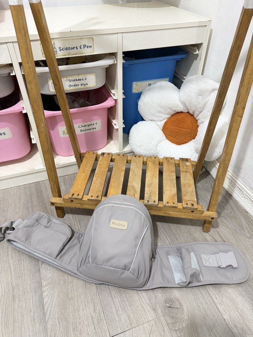 Plaisiureux Hipseat Light Gray (Category: Carriers & Slings) located in Santa Maria. Submitted by babyshowearph_official (Listing ID 1465178516, Image 1). Description: .