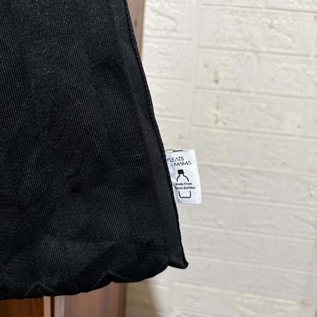 Pleats mama tote bag (Category: Tote Bags) located in Alburquerque. Submitted by abj_thriftshop (Listing ID 1465344645, Image 3). Description: like new.