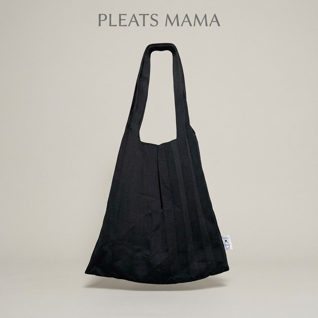 Pleats mama tote bag (Category: Tote Bags) located in Alburquerque. Submitted by abj_thriftshop (Listing ID 1465344645, Image 1). Description: like new.