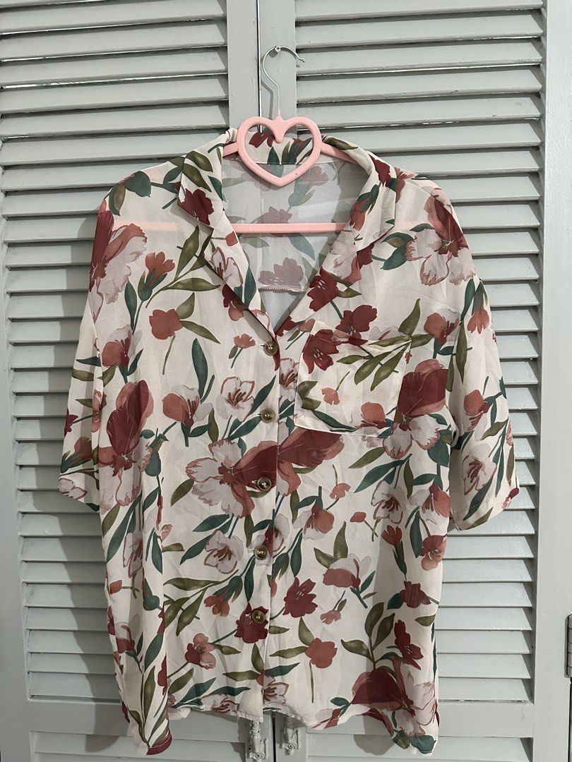 Plus size bundle of 4 tops (Category: Longsleeves) located in Subic. Submitted by ruffa_assorted_item (Listing ID 1465173656, Image 3). Description: - fit from Large to XL - Brand: Splash - Size: XL - Color: Black - Style: Long sleeves, wide scoop neckline with collar, lettuce hem - Fit: Stretchy and super comfortable.