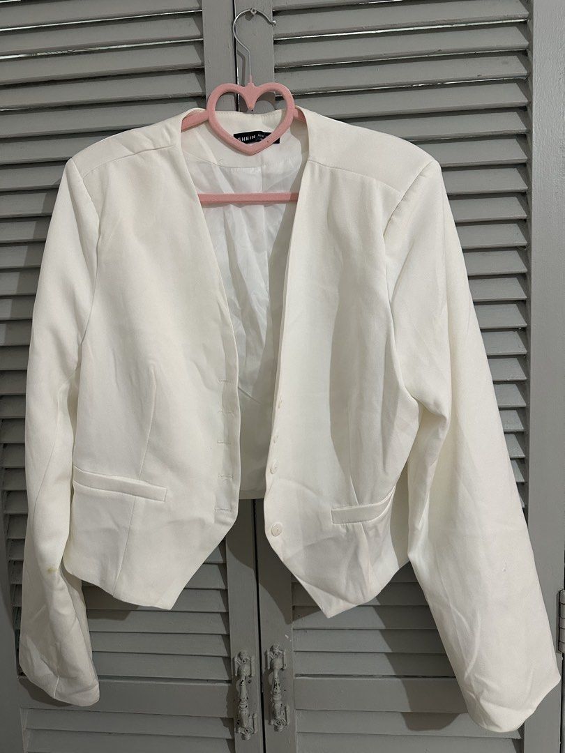 Plus size bundle of 4 tops (Category: Longsleeves) located in Subic. Submitted by ruffa_assorted_item (Listing ID 1465173656, Image 2). Description: - fit from Large to XL - Brand: Splash - Size: XL - Color: Black - Style: Long sleeves, wide scoop neckline with collar, lettuce hem - Fit: Stretchy and super comfortable.