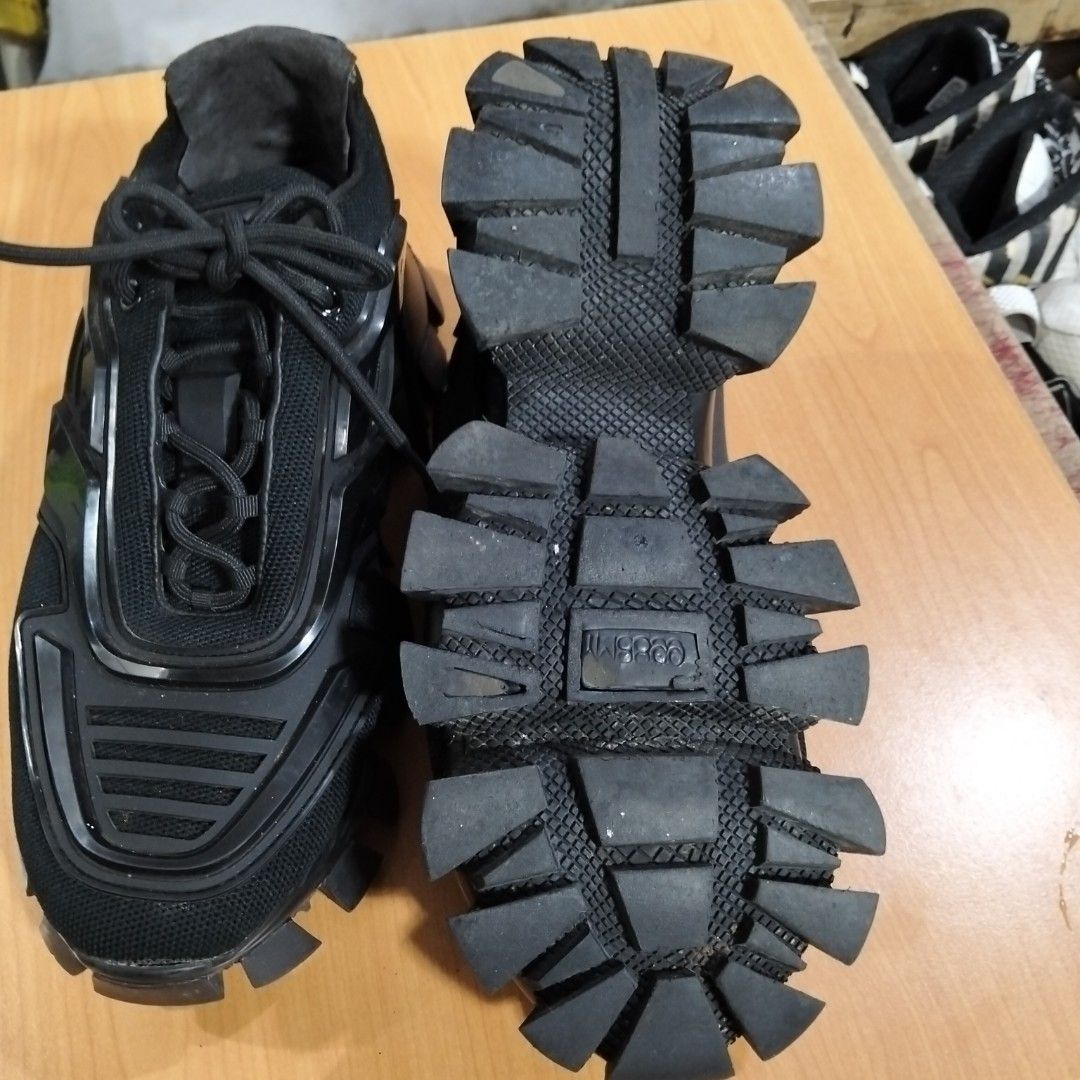 Prada (Category: Sneakers) located in El Salvador. Submitted by francheskaukayukay (Listing ID 1465183615, Image 3). Description: size 7 men size 9 women.