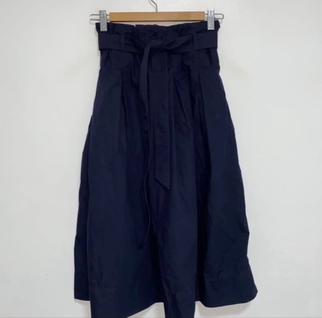 Preloved Authentic Uniqlo Belted Skirt (Category: Skirts) located in Quezon City. Submitted by etcetcshop (Listing ID 1465256755, Image 2). Description: Preloved Authentic Uniqlo Belted Skirt Size: Small Last photo when worn by 152cm height and 25” waist Shipping c/o buyer thru J&T ‼️This is a used item, so please refrain from purchasing if you are looking for perfection. ‼️Items may wrinkle during storage and shipping, a quick ironing will help.