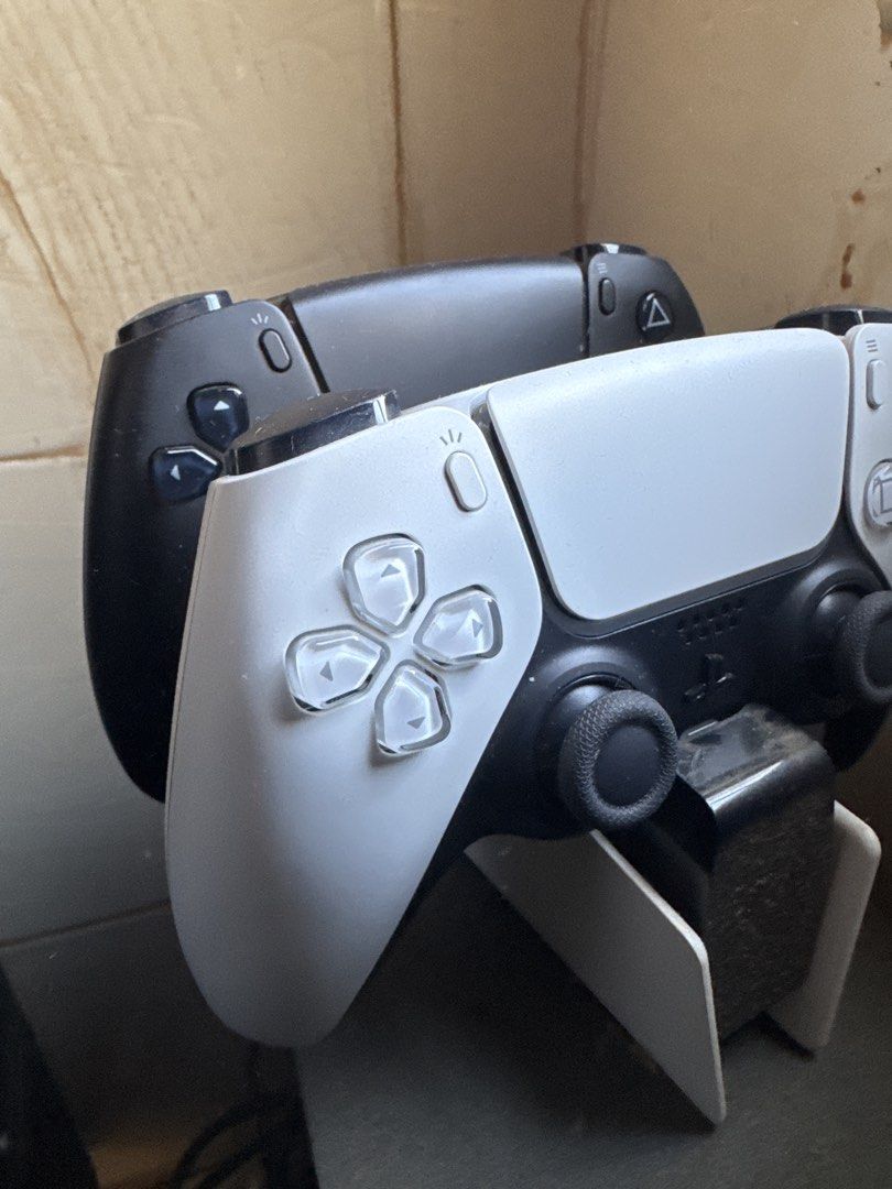 PS5 Pro （分類：PlayStation）位於 Hong Kong。 由 wongontik954569 提交（商品編號 1465235364，圖片 2）。簡介： PS5 Pro 跟兩個手制及充電座 有盒 冇單，正常使用. 另有1TB SSD在機中。