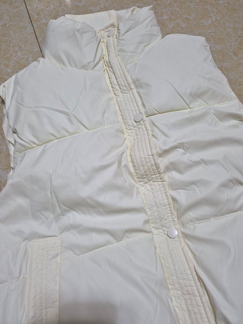 Puffer Vest Brandnew (Category: Coats, Jackets and Outerwear) located in Manila. Submitted by jng_ph (Listing ID 1465311737, Image 3). Description: brandnew puffer vest large on tag can fit Medium-large.