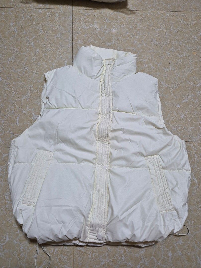 Puffer Vest Brandnew (Category: Coats, Jackets and Outerwear) located in Manila. Submitted by jng_ph (Listing ID 1465311737, Image 2). Description: brandnew puffer vest large on tag can fit Medium-large.