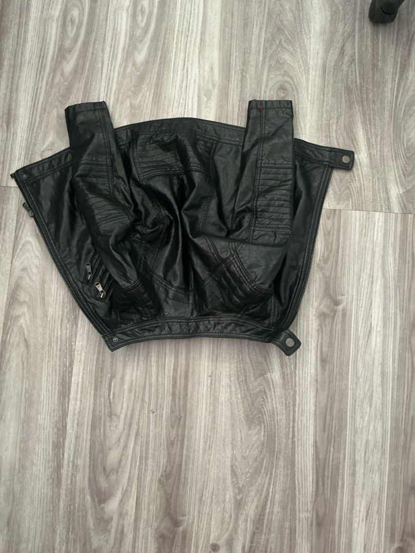 Pure Leather Kids Jacket (Category: Babies & Kids Fashion) located in Manila. Submitted by TCC.ETC (Listing ID 1465176398, Image 2). Description: 💕 Lightly used 💕 j&t delivery .