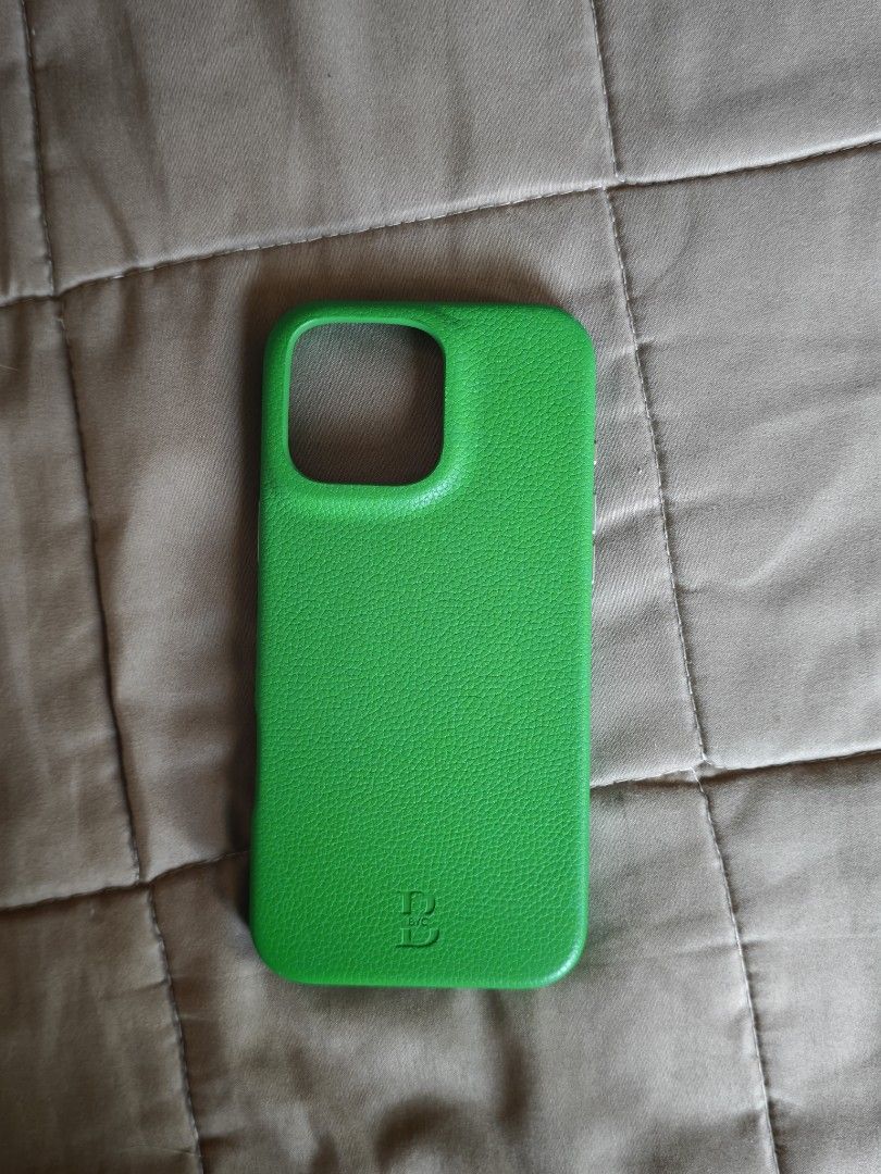 Real leather case (Category: Cases & Sleeves) located in Caloocan City. Submitted by vic2489 (Listing ID 1465218916, Image 1). Description: - Material: Genuine real leather with a pebble texture - Color: Bright green - Condition: Excellent, well-maintained - Design: Sleek cutouts for camera and ports with subtle embossed logo at the back - Protection: Durable everyday defense for your device.