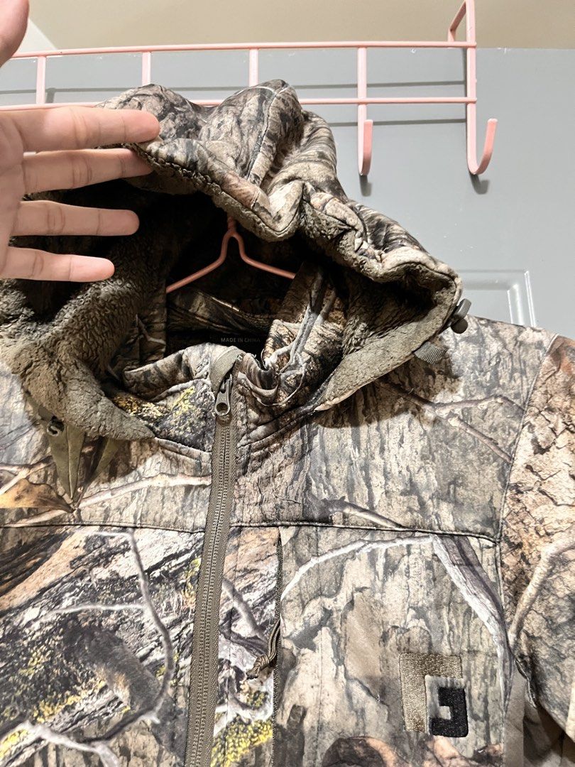 Realtree camo hooded jacket (Category: Coats, Jackets and Outerwear) located in Manila. Submitted by lucas21 (Listing ID 1465229485, Image 2). Description: - SMALL TO MEDIUM - NO FLAWS.