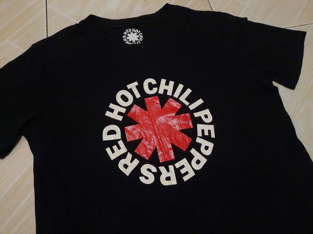 red hot chili peppers GU tee (Category: Tshirts & Polo Shirts ) located in Tarlac. Submitted by thryftstash (Listing ID 1465380290, Image 2). Description: dimes: 26 - 20.5 xl on tag (best fit medium) issue: none sf not included tarlac loc j&t and lbc courier.
