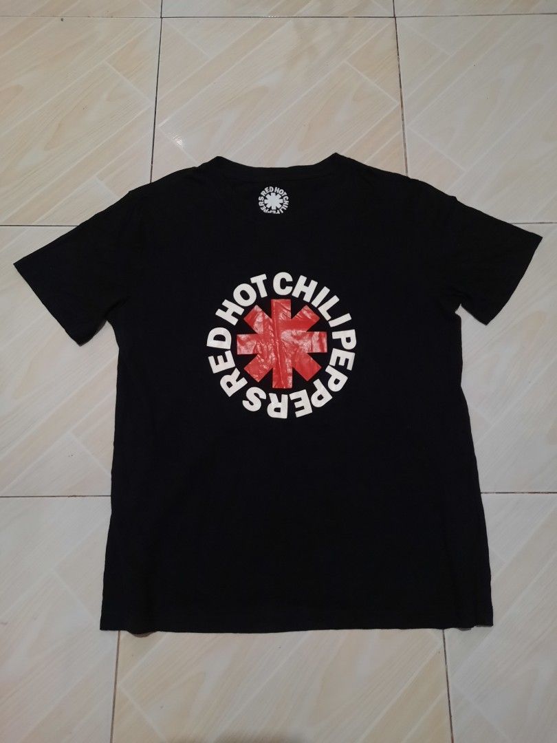 red hot chili peppers GU tee (Category: Tshirts & Polo Shirts ) located in Tarlac. Submitted by thryftstash (Listing ID 1465380290, Image 1). Description: dimes: 26 - 20.5 xl on tag (best fit medium) issue: none sf not included tarlac loc j&t and lbc courier.