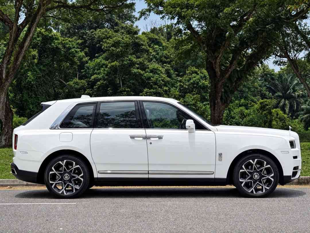 Rolls-Royce Cullinan 6.75 V12 (A) (Category: Used Cars) located in Singapore. Submitted by signaturemotors (Listing ID 1465236392, Image 3). Description: Showroom: 237 ALEXANDRA ROAD 237 Alexandra Road #02-04 Singapore 159929 Agent Unit! Low Mileage & Low Owner Count! Fully Maintained By Rolls Royce Singapore! Beautiful Color Combination Rolls-Royce Cullinan In Town! High ARF! High Specs! High Trade In Welcome! Full Loan Available! Contact Us Now