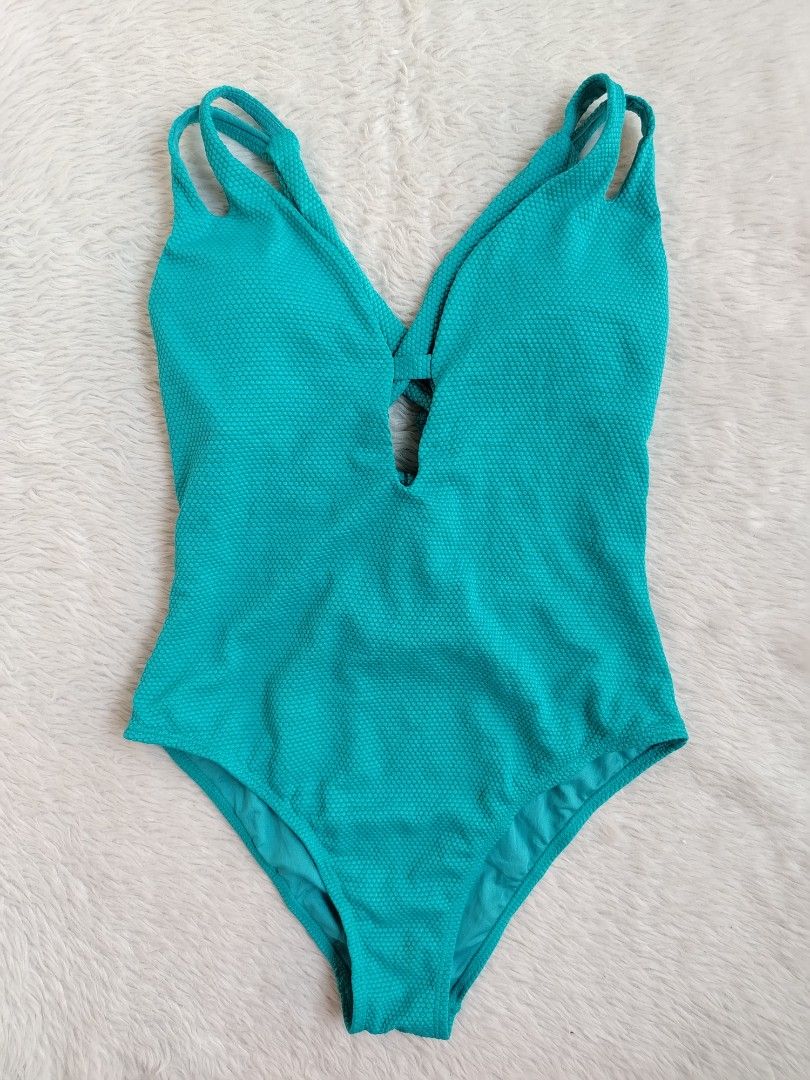 (S) BCBG Paris Swim (Category: Rash guard) located in Paranaque City. Submitted by closetbykimkirsten (Listing ID 1465238015, Image 1). Description: 🎀Like New🎀 ✨Brand: BCBG Paris ⚡Padded 🪷Size: Small 💸Price: P350 (Non Negotiable) ♦️All Items are PRELOVED in good condition. ♦️Please do manage your expectations. ♦️WASH before USE ♦️BUY at your own RISK 🔥NO RETURN NO EXCHANGE POLICY🔥 ⛔BOGUS BUYER/JOY RESERVER will be posted in every groups⛔.