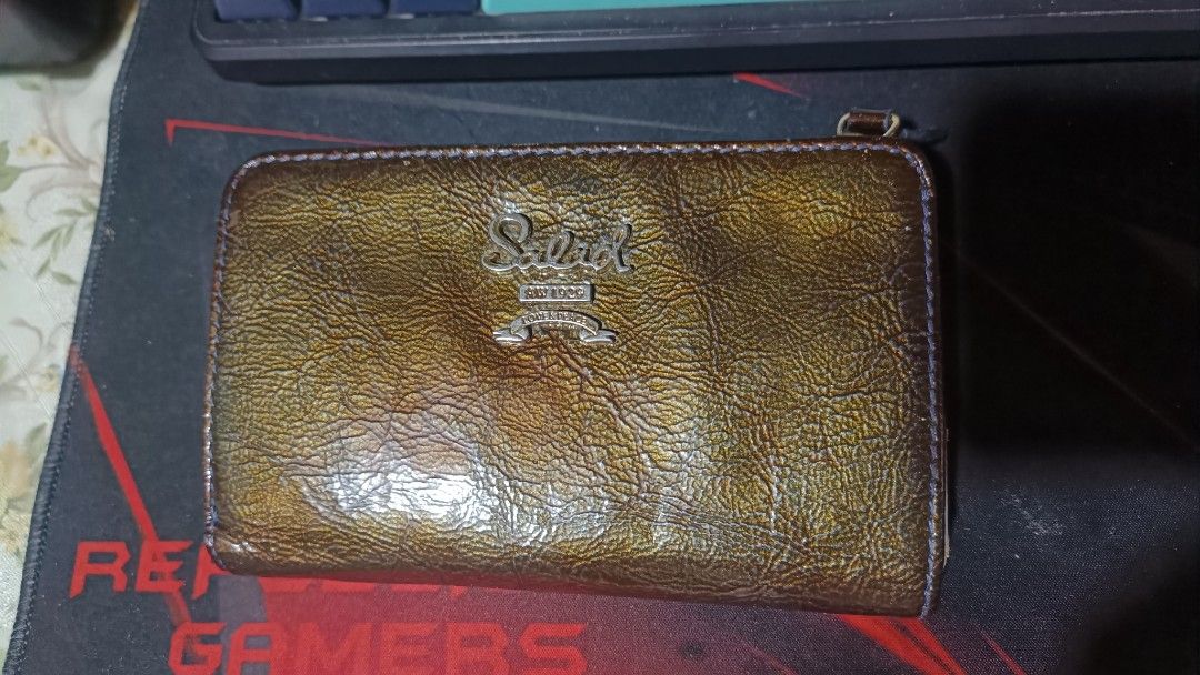 Salad bi-fold wallet (Category: Luxury Bags & Wallets) located in Pasay City. Submitted by khim1202ma07307 (Listing ID 1465176280, Image 1). Description: .