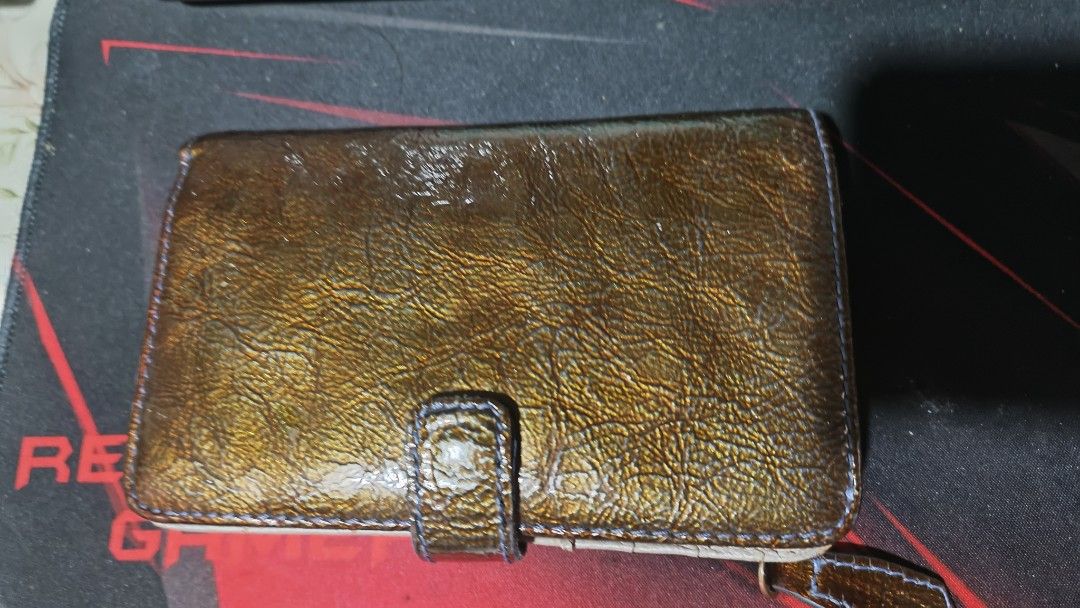 Salad bi-fold wallet (Category: Luxury Bags & Wallets) located in Pasay City. Submitted by khim1202ma07307 (Listing ID 1465176280, Image 3). Description: .