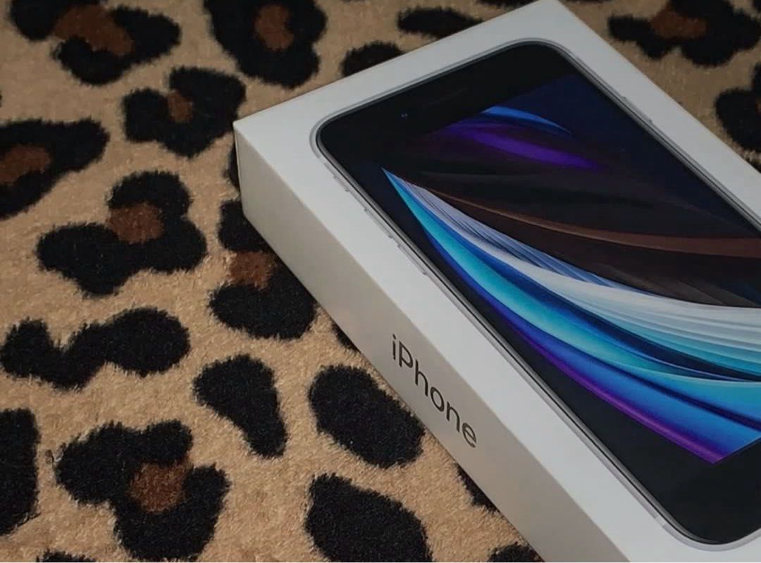 Sale or Swap Original iPhone SE With Box (Same IMEl) (Category: iPhone SE Series) located in Makati City. Submitted by dave.msn_gdgt (Listing ID 1465188633, Image 2). Description: White 64 GB 100% Makinis With Original Box (Same IMEl) Note: Kindly message me for the design and pictures, kapag hindi ako maka reply means max quota na here at carousel, you can contact me via SMS 092******08.