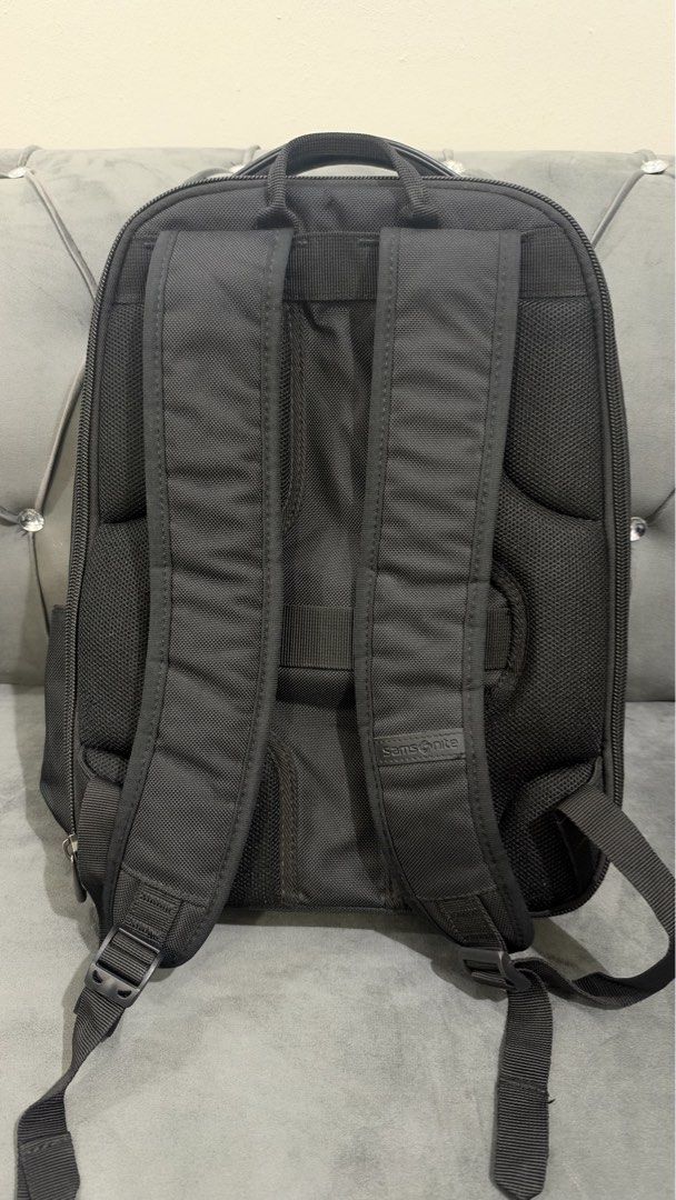 Samsonite Backpack (Category: Backpacks) located in Seri Manjung. Submitted by viintagelovestore (Listing ID 1465306828, Image 3). Description: Bag masih dalam keadaan baik Sesuai untuk simpan laptop, tablet, dokumen & barang harian .