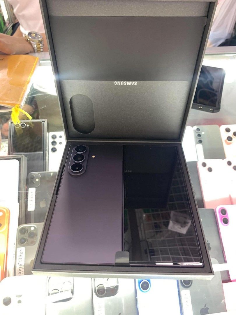 Samsung fold 8 ULTRA 12/256gb open box only (Category: Samsung) located in Manila. Submitted by jnosal0111 (Listing ID 1465259213, Image 2). Description: Samsung Fold 8 ULTRA 12/512GB the following specs: * 512GB storage * Factory unlocked *OPEN BOX ONLY * Good condition, all working You accept: * Swap/trade-in ☐ * Cash, GCash, bank transfer, or credit card payment * Installment via GGives or Skyro SPAYLATER ☐ We offer: * Cash on delivery (COD) s
