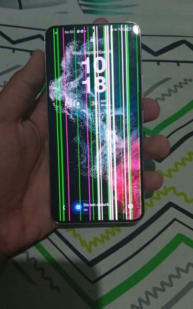 Samsung S22 With Lines (Category: Samsung) located in San Fernando. Submitted by nikazheaa (Listing ID 1465330622, Image 2). Description: 8GB ram and 256GB storage Issue lines only Loc: San Fernando.