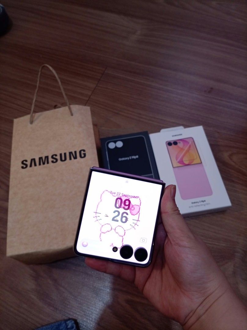 Samsung z flip 8 (Category: Samsung) located in Manila. Submitted by _amazingg (Listing ID 1465358903, Image 2). Description: RUSH. RUSH. RUSH Samsung z flip 8 in pink no issue, no dents or scratches with tempered and case with warranty until August 2027 with box and charger for meetup at my location only. rfs: need cash to pay loans .