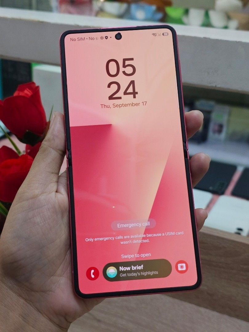 SAMSUNG ZFLIP7 512GB (Category: Samsung) located in Rizal. Submitted by bheviers14 (Listing ID 1465236345, Image 2). Description: SAMSUNG ZFLIP7 5G 512GB 12GB RAM korean variant original Openline Singlesim (w/esim) No issue performance Unit only ISSUE: DENT,SMALL BLACKSPOT AND SMALL DEADPIXEL No swap Cityland grand central residences mandaluyong Store pick up (NO meet up).