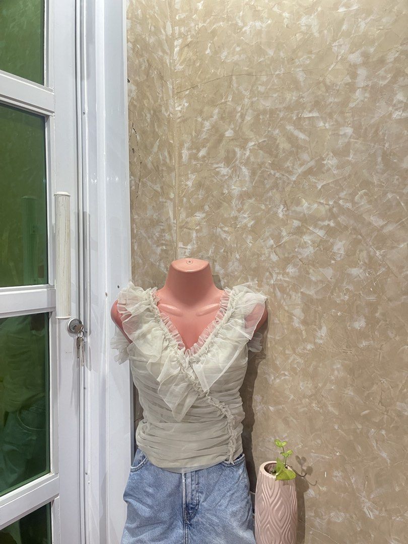 Shein Gray Top (Category: Blouses) located in Dagupan City. Submitted by yssa.lang (Listing ID 1465290115, Image 2). Description: Brandnew shein top Fritful Size large on tag but fits small to medium.