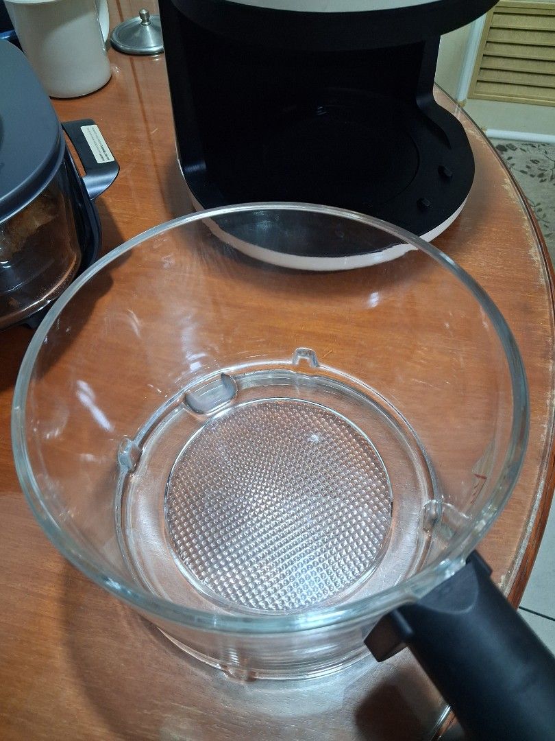 Simplus Glass Air Fryer White (Category: Fryers) located in Manila. Submitted by 88888av (Listing ID 1465180135, Image 3). Description: - Brand: Simplus - Color: White with stylish black base and matching handle - Basket: Clear glass design allows you to check cooking progress easily without opening - Plate: Includes a textured bottom plate - Condition: Clean interior and exterior, works perfectly - Usage: Great for preparing quick daily meals -n