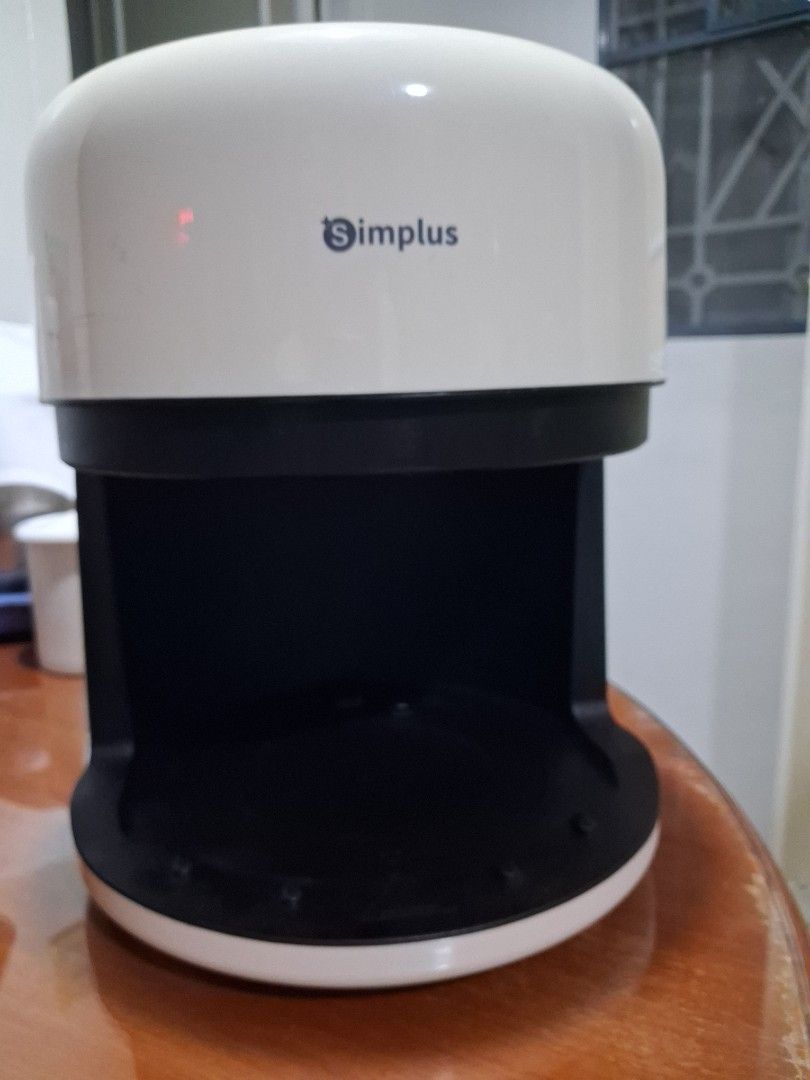 Simplus Glass Air Fryer White (Category: Fryers) located in Manila. Submitted by 88888av (Listing ID 1465180135, Image 2). Description: - Brand: Simplus - Color: White with stylish black base and matching handle - Basket: Clear glass design allows you to check cooking progress easily without opening - Plate: Includes a textured bottom plate - Condition: Clean interior and exterior, works perfectly - Usage: Great for preparing quick daily meals -n