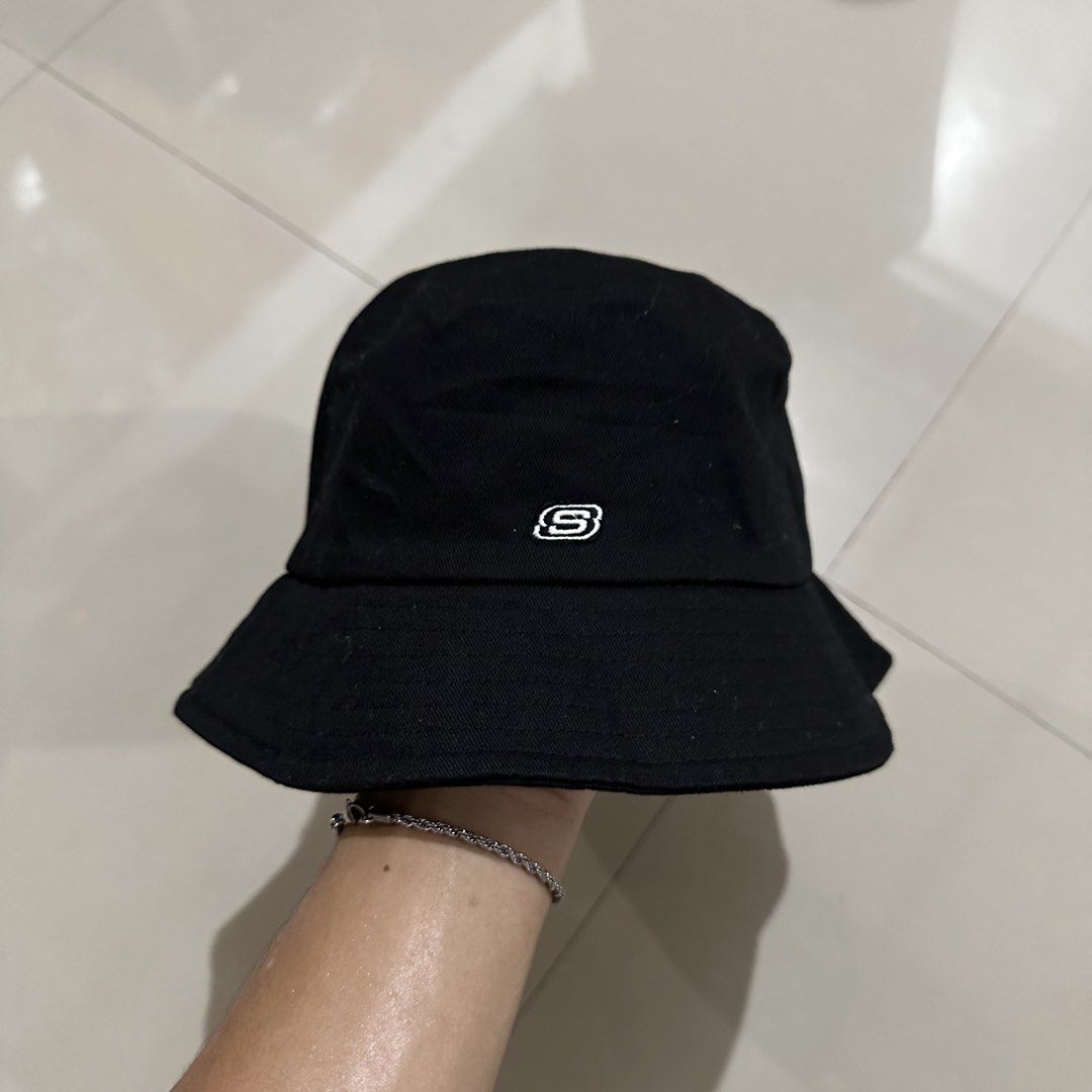 Skechers Bucket Hat (Category: Coats, Jackets and Outerwear) located in Irosin. Submitted by kylebri (Listing ID 1465296022, Image 2). Description: Skechers Bucket Hat good as new no issue adult size direct message me ! 📥.