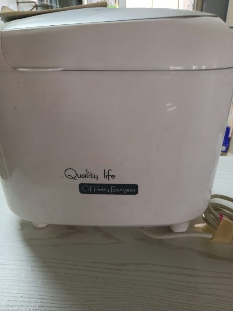 SKG Bread Maker Automatic Bread Machine (Category: Breadmakers) located in Singapore. Submitted by wintermanz (Listing ID 1465334031, Image 3). Description: - Brand: SKG Automatic Bread Maker - Color: White body with sleek stainless steel top lid and viewing window - Capacity: Adjustable weight options for 500g, 750g, and 1000g loaves - Versatile Settings: Includes rice bread, gluten-free, dessert, mix, dough, knead, cake, jam, yogurt, and bake -
