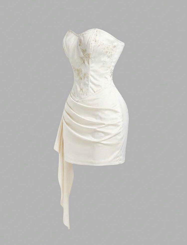 Skyraze Women's Elegant White (Category: Dresses) located in Manila. Submitted by 2ndclassvintageph (Listing ID 1465228203, Image 3). Description: dm for more details .