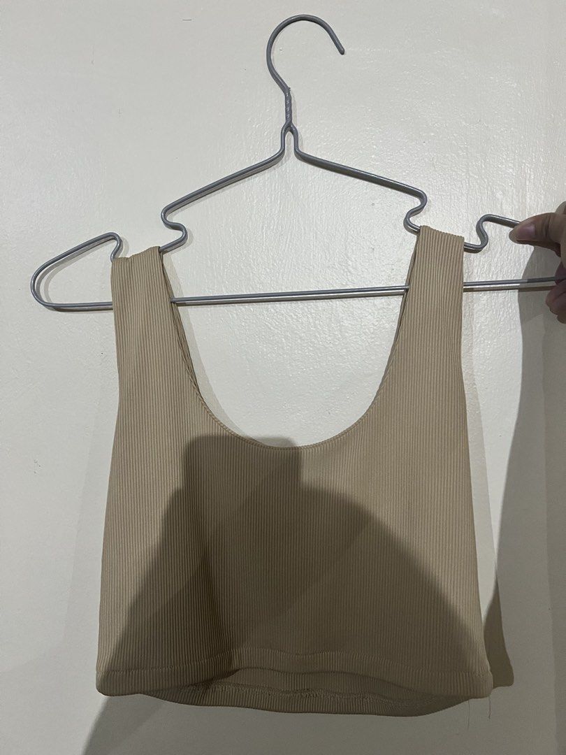 Sleeveless top (Category: Sleeveless) located in Tacloban City. Submitted by babalconjillian721 (Listing ID 1465305995, Image 1). Description: Brandless sleveless top, used only twice.