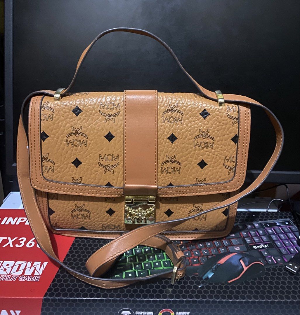 Sling bag (Category: Cross-body Bags) located in Manila. Submitted by gelaimarieh (Listing ID 1465205202, Image 1). Description: .