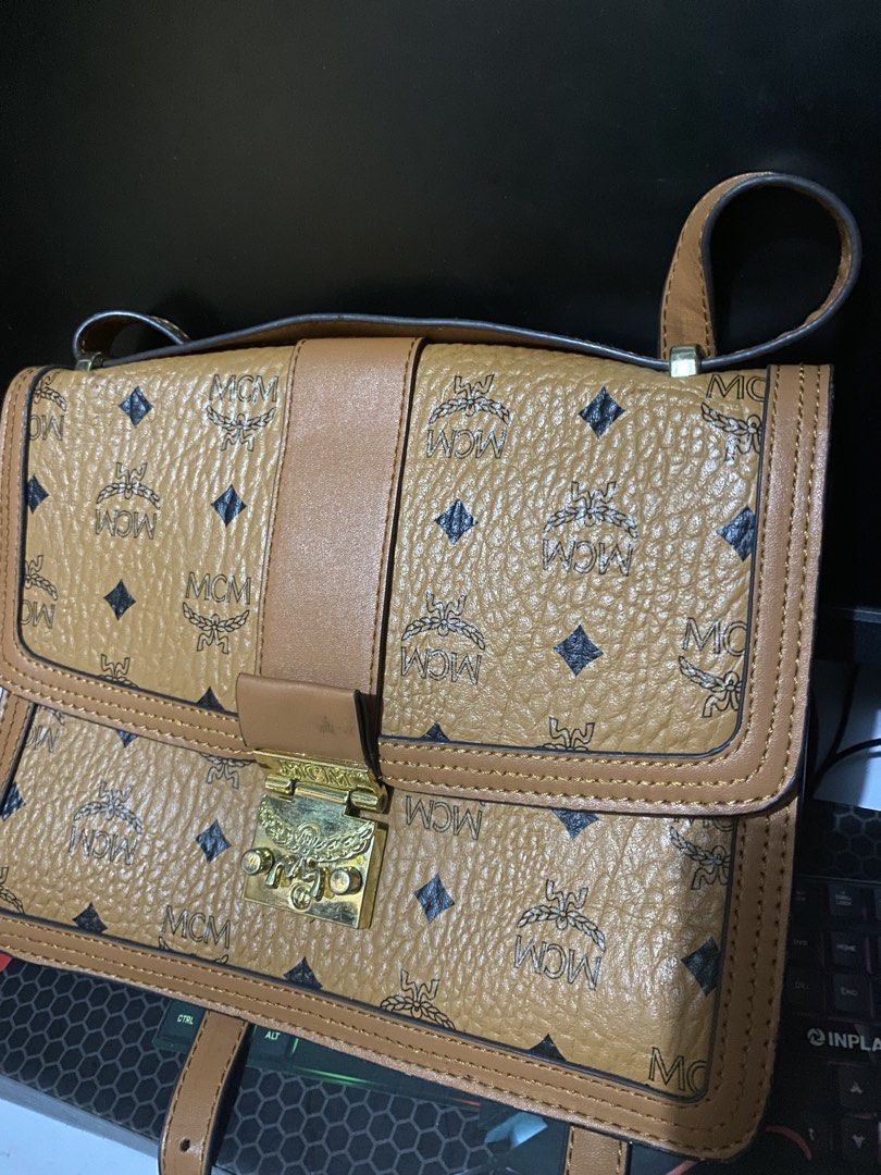 Sling bag (Category: Cross-body Bags) located in Manila. Submitted by gelaimarieh (Listing ID 1465205202, Image 3). Description: .