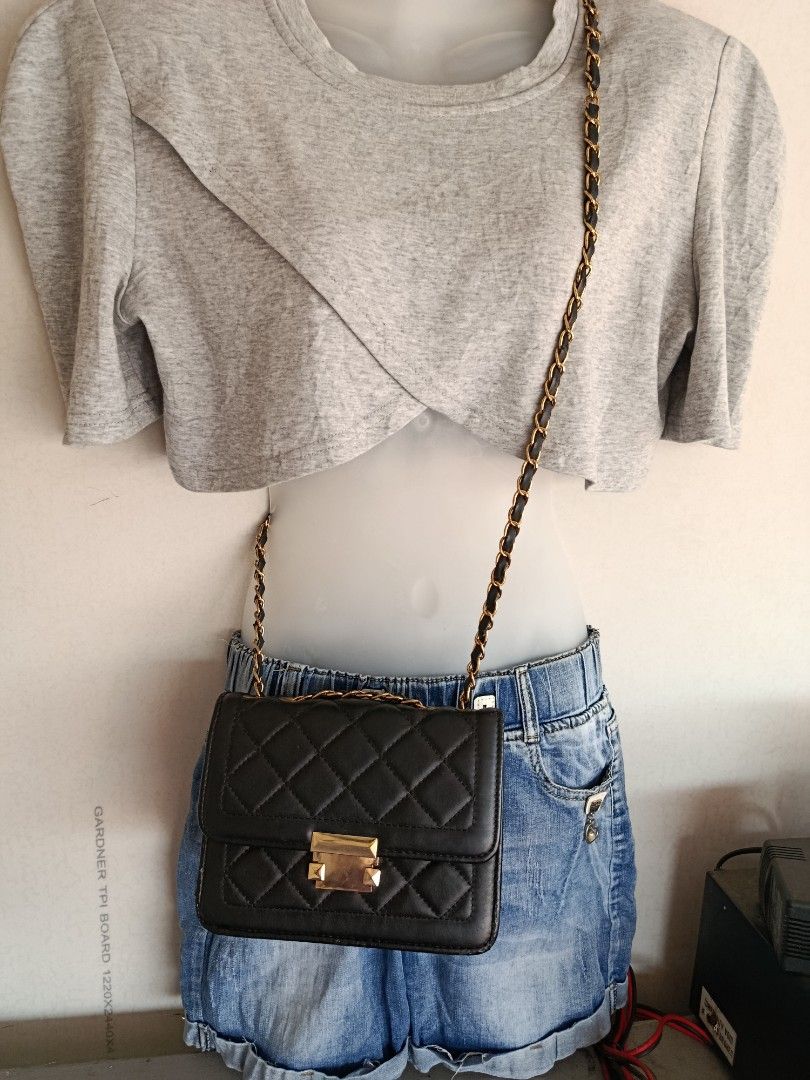 SLING BAG / SHOULDER BAG / HAND BAG / BAGPACK (Category: Shoulder Bags) located in Manila. Submitted by eliiccaa.007 (Listing ID 1465298563, Image 2). Description: 📌 PRICE IS NEVER UP IN 200 PESOS 📌FEEL FREE TO MESSAGE ME IF YOU WANT DETAILS EACH PHOTO. 📌 PLEASE MANAGE YOUR EXPECTATION .