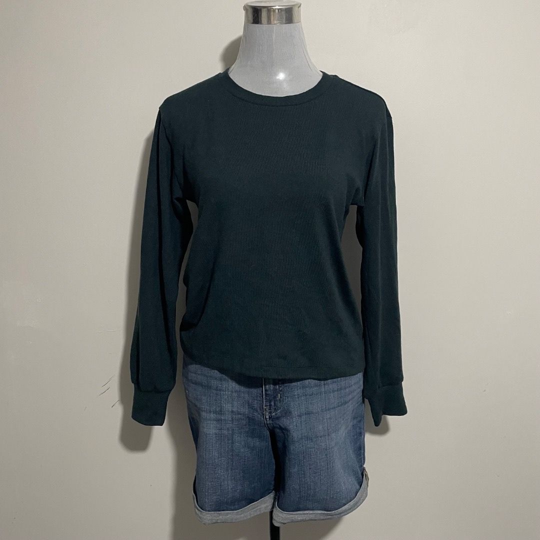 S-M Emerald Green Knitted Longsleeves (Category: Longsleeves) located in Bacolor. Submitted by chicn_classy (Listing ID 1465244657, Image 1). Description: .