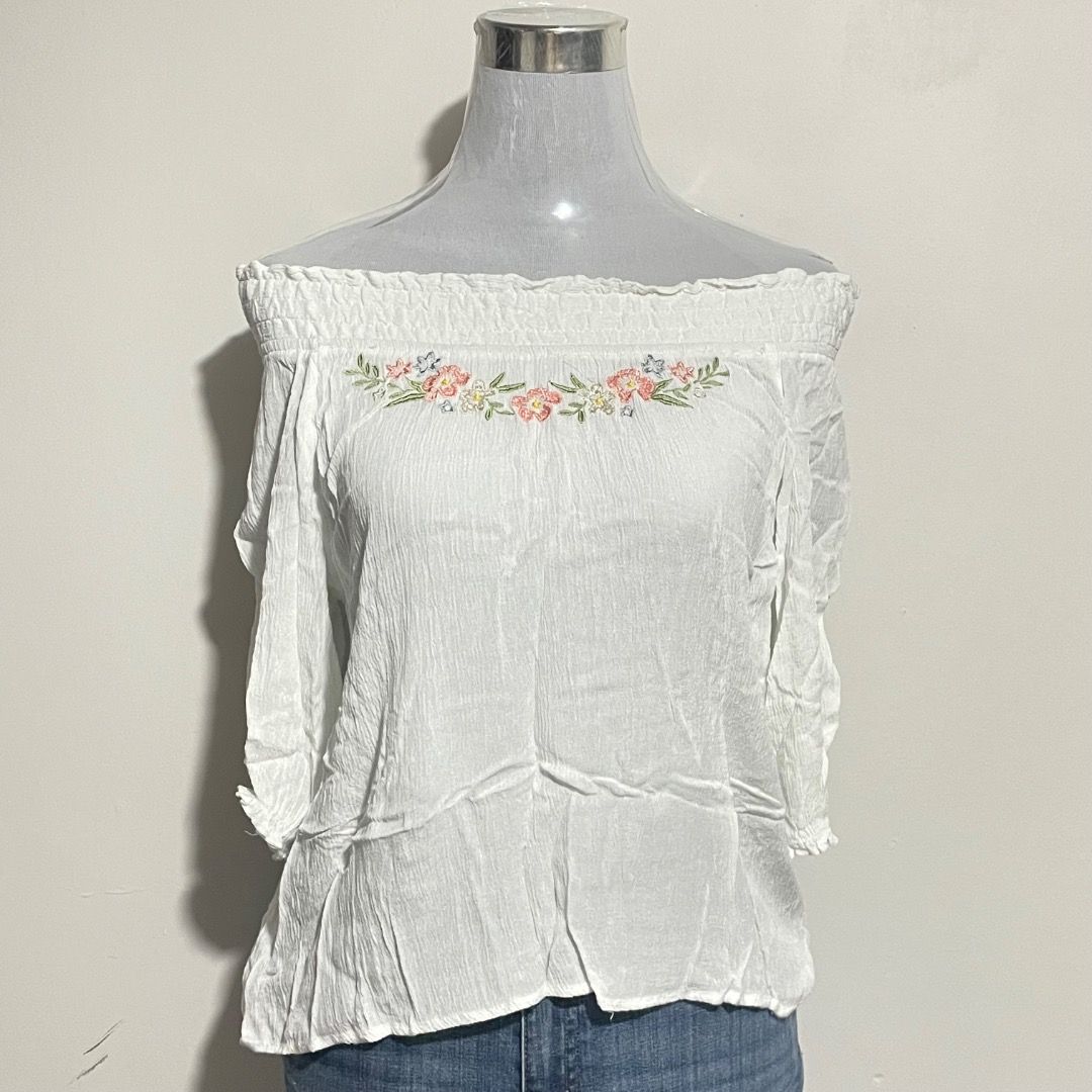 S-M Offshoulder w/ Embroidered Flowers (Category: Blouses) located in Bacolor. Submitted by chicn_classy (Listing ID 1465247639, Image 2). Description: .
