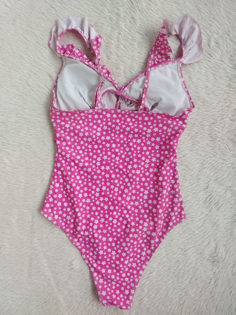 (S-M) One Piece Swimsuit (Category: Bikinis & Swimsuits) located in Paranaque City. Submitted by closetbykimkirsten (Listing ID 1465239366, Image 2). Description: 🎀Good Used 🎀 ✨Brand: Cut Tag ⚡Padded (ISSUE: minimal fine lint) 🪷Size: Small-medium 💸Price: P180 (Non Negotiable) ♦️All Items are PRELOVED in good condition. ♦️Please do manage your expectations. ♦️WASH before USE ♦️BUY at your own RISK 🔥NO RETURN NO EXCHANGE POLICY🔥 ⛔BOGUS BUYER/
