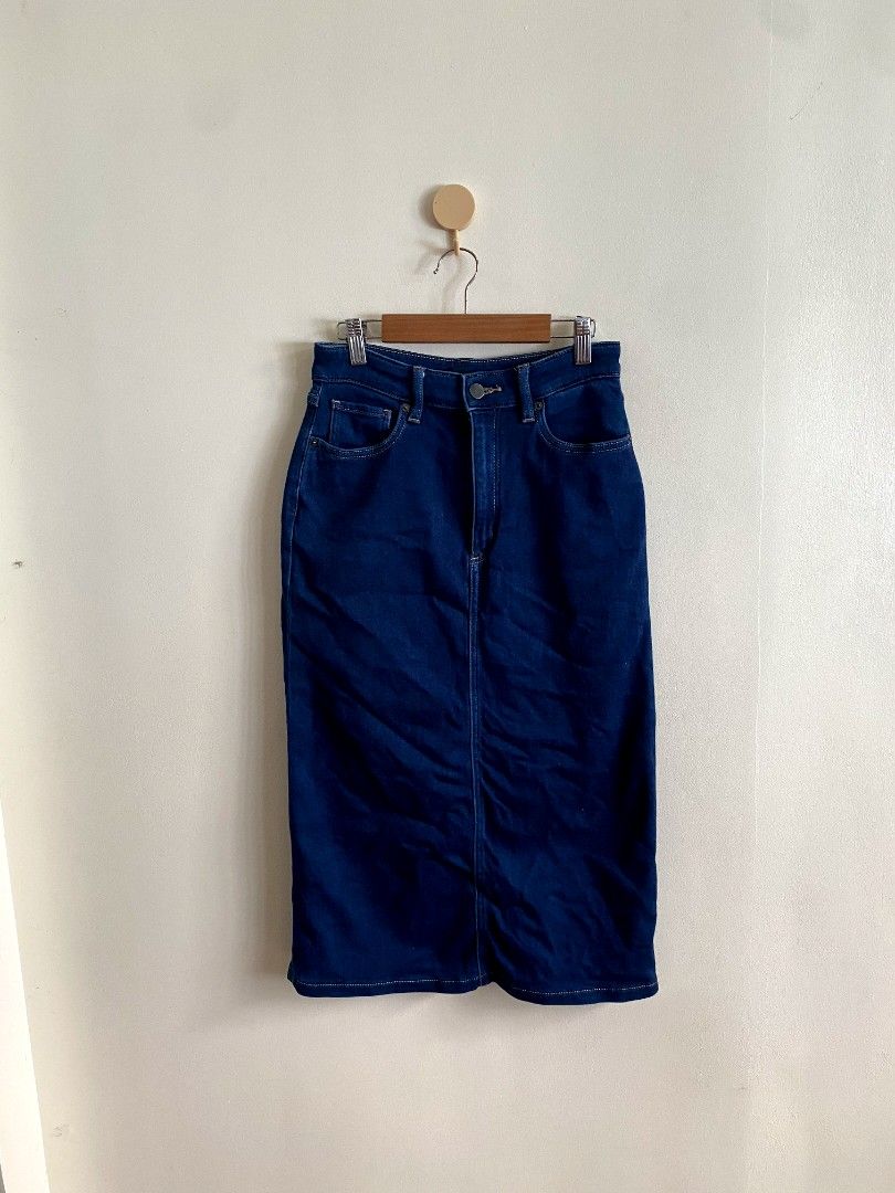 Small Uniqlo Denim Midi Skirt (Category: Skirts) located in Castillejos. Submitted by lalainecloset22 (Listing ID 1465240737, Image 2). Description: Uniqlo Size Small Excellent.
