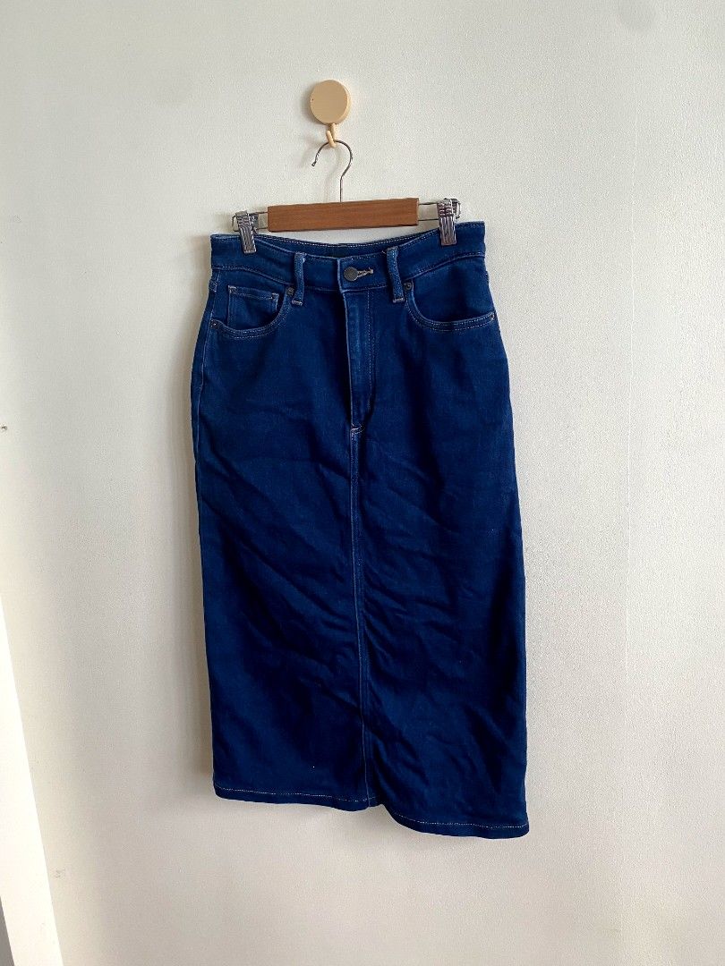 Small Uniqlo Denim Midi Skirt (Category: Skirts) located in Castillejos. Submitted by lalainecloset22 (Listing ID 1465240737, Image 3). Description: Uniqlo Size Small Excellent.