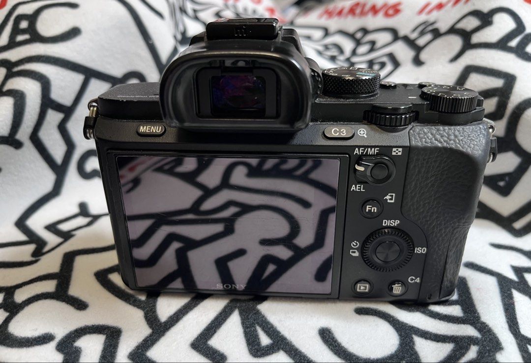 Sony A7 II Full Frame Mirrorless Camera Body （分類：相機）位於 Hong Kong。 由 hwwwai 提交（商品編號 1465273227，圖片 2）。簡介： Sony A7 II mirrorless camera body Shutter Count: 15k 有使用痕跡 附有五粒電池及叉座 Full-frame sensor, E-mount setup. Built-in stabilization. Ports on the side and battery door function normally. Body only, lens cap included. 。