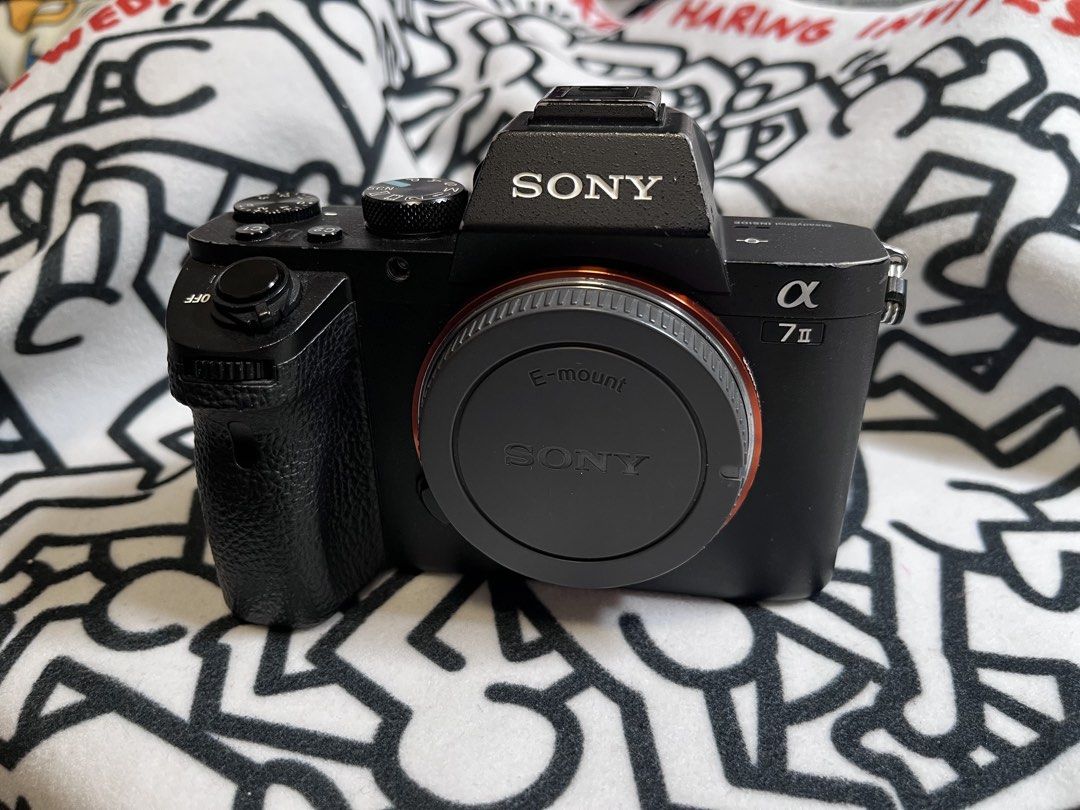 Sony A7 II Full Frame Mirrorless Camera Body （分類：相機）位於 Hong Kong。 由 hwwwai 提交（商品編號 1465273227，圖片 1）。簡介： Sony A7 II mirrorless camera body Shutter Count: 15k 有使用痕跡 附有五粒電池及叉座 Full-frame sensor, E-mount setup. Built-in stabilization. Ports on the side and battery door function normally. Body only, lens cap included. 。