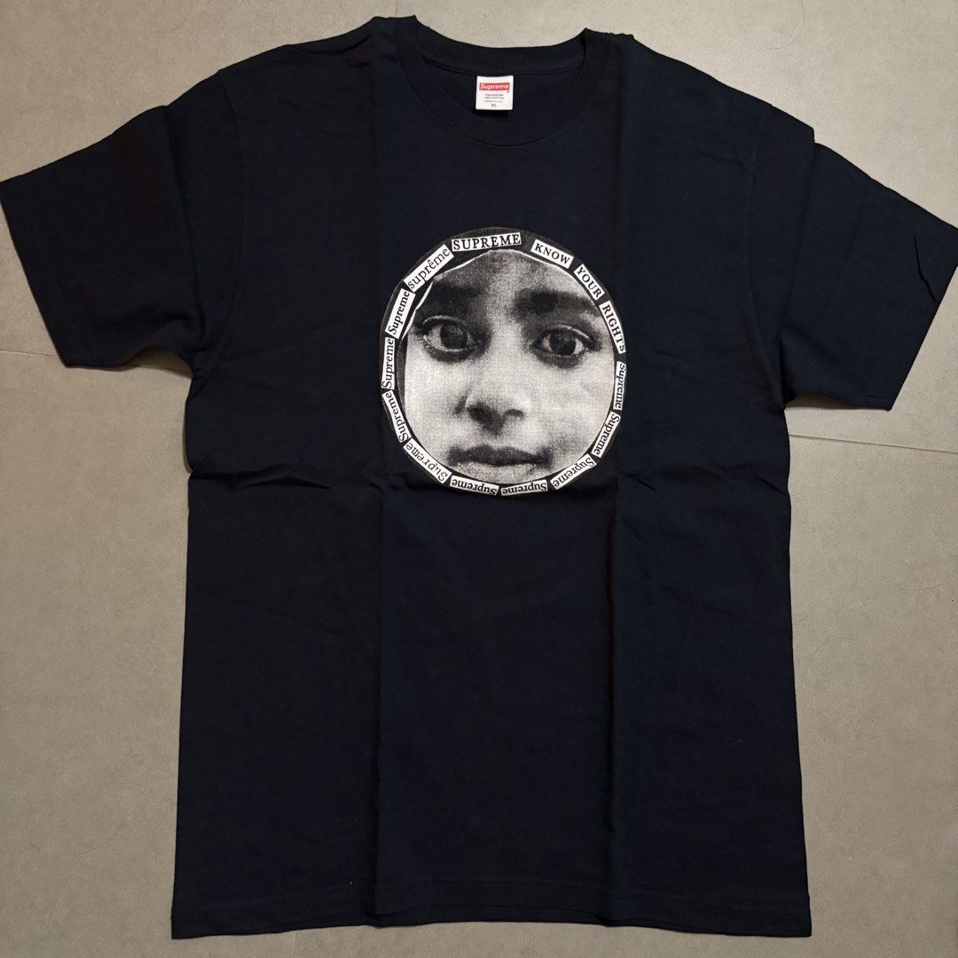 SS2017 Supreme Know Your Rights Tee T-shirt Col. Navy Size XL Made in USA 海軍藍色 衫 美製 美國製 ⚠️ 只售不換 / 睇清楚內容先提問 (👇🏻按read more) 或出價 ⚠️ （分類：T-shirt、恤衫、有領衫）位於 Hong Kong。 由 punkrocker415 提交（商品編號 1465302459，圖片 3）。簡介： Size: XL (闊約W54cm 長約L76cm) 新舊程度 & 狀態如圖，介意或完美主義者勿投。可順豐到付或以下deal method地點交收 👇🏻 註： 1. 本人只出售真貨，如有任何懷疑，煩請另覓其他賣家 2. 不接受任何劈價offer 3. 交收時請查清楚貨品，因及後不接受任何退款或交換 4. 煩請留意，貨品過千元，只收五百紙幣。。