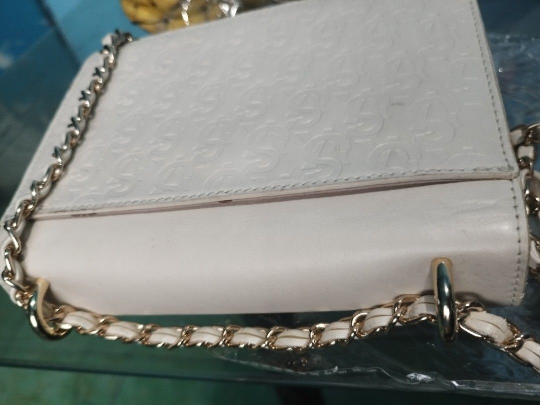 Steve Madden White Debossed Monogram Crossbody Bag (Category: Cross-body Bags) located in Rizal. Submitted by purplemon117.8 (Listing ID 1465261721, Image 2). Description: 😘😘😘 Very min sign kc nastore lng daw, ndi man nigamit .